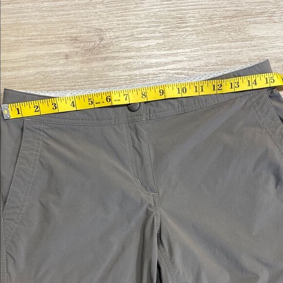 L.L. Bean Stretch Hiking Capri Pants Taupe Zip Pockets Adjustable Waist‎ Size 6 - Picture 9 of 14